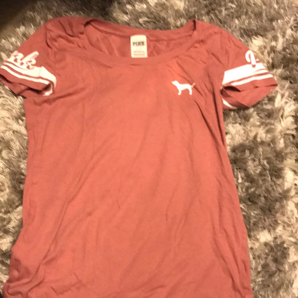 pink t shirt